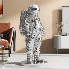تمثال رائد الفضاء أستروتيك